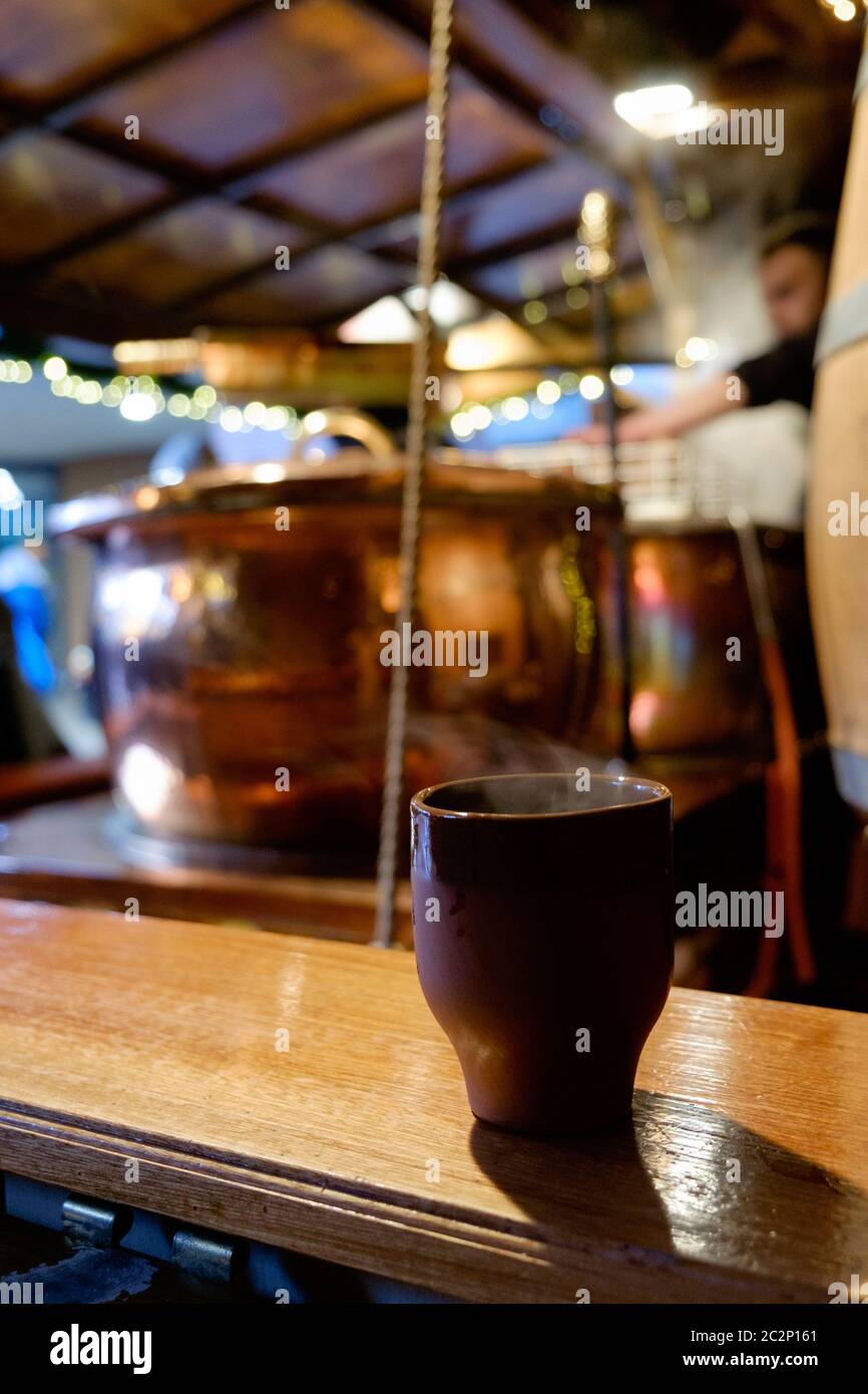 Pots de vin chaud dans un stand dans un marché de Noël. Banque D'Images