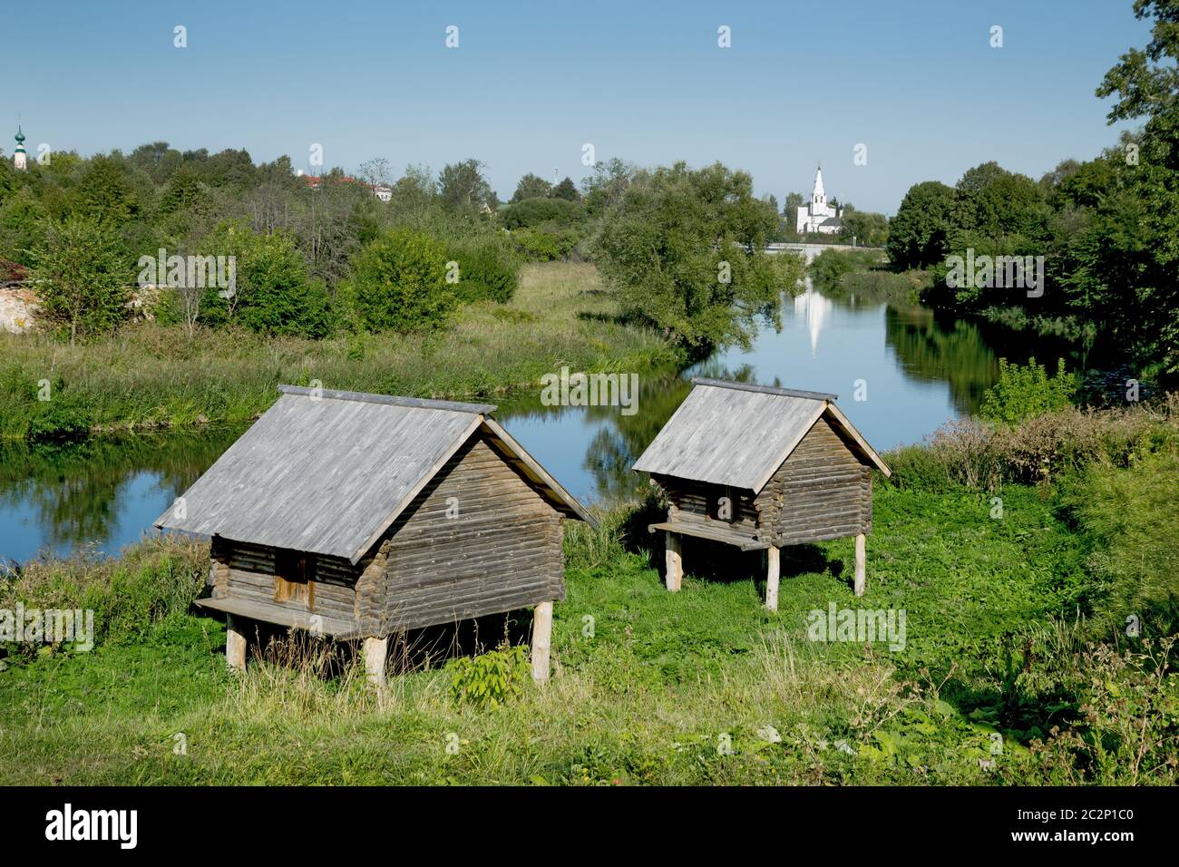 Le stockage a été jeté au XIXe siècle sur les rives de la rivière en Russie Banque D'Images