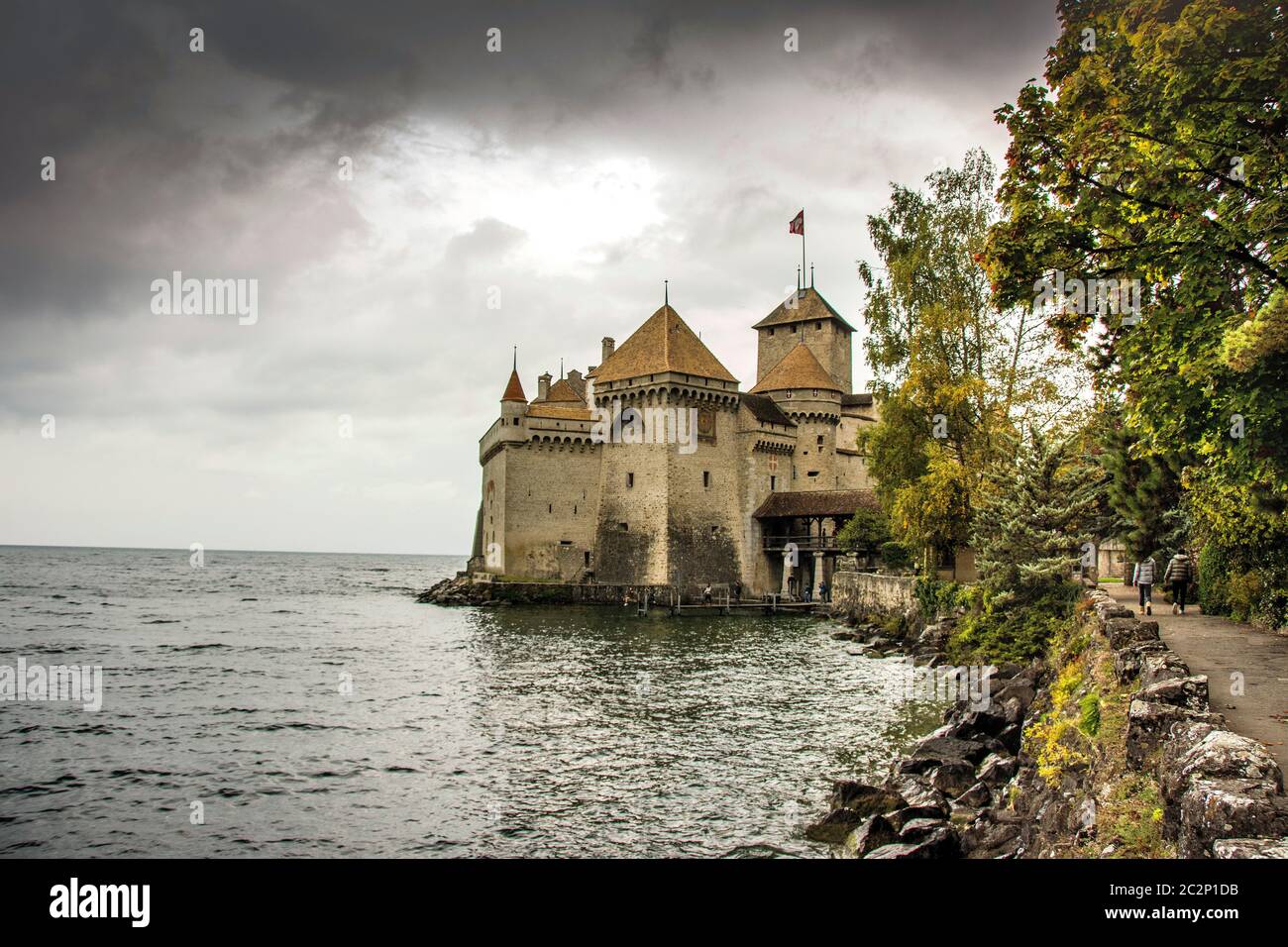 Explorer le château de Chillon avec un ciel spectaculaire sur le lac Léman à Montreux, canton de Vaud, Suisse Banque D'Images