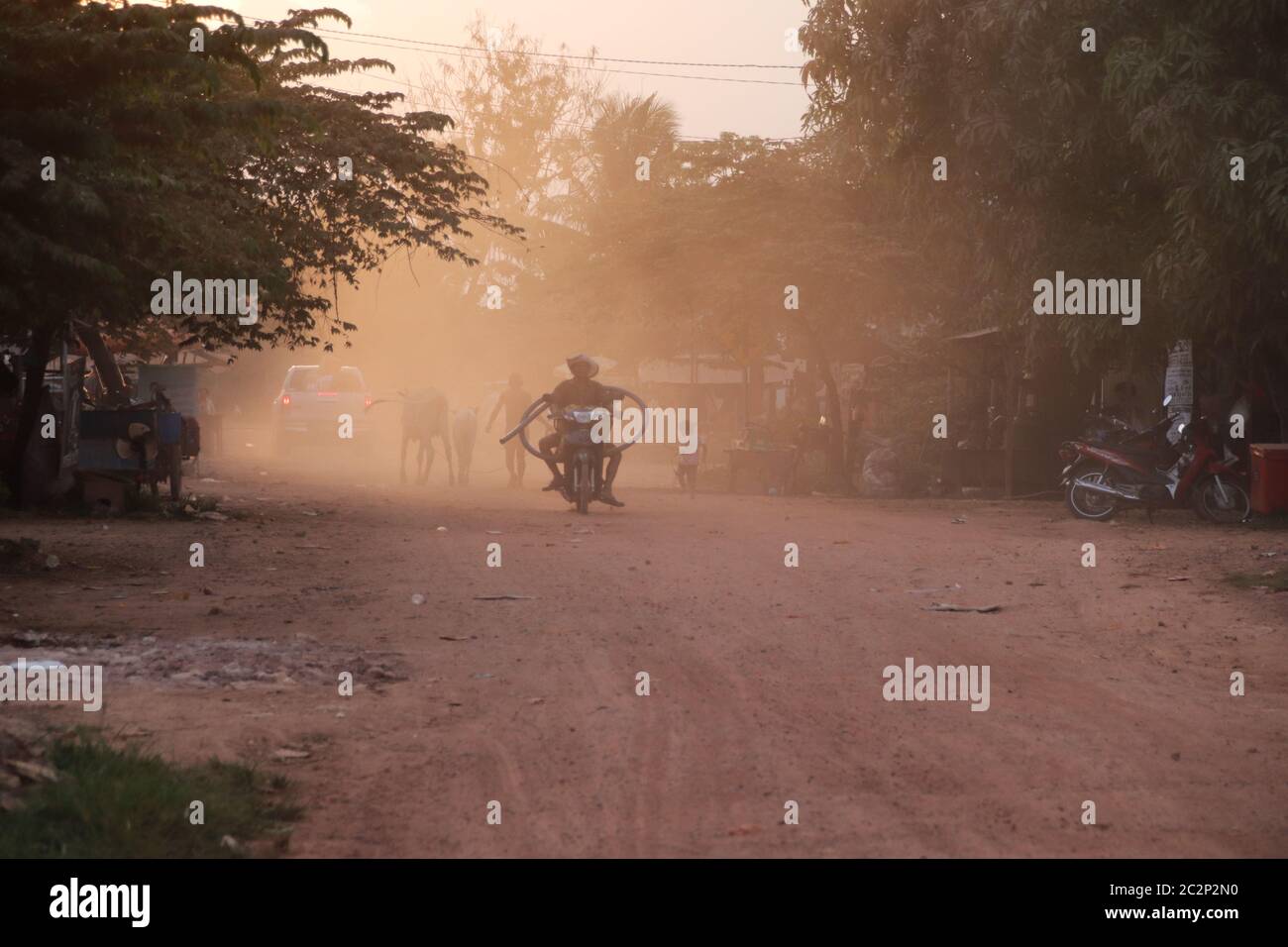 Moto conduite sur une route poussiéreuse dans la télécommande Campagne du Cambodge Banque D'Images