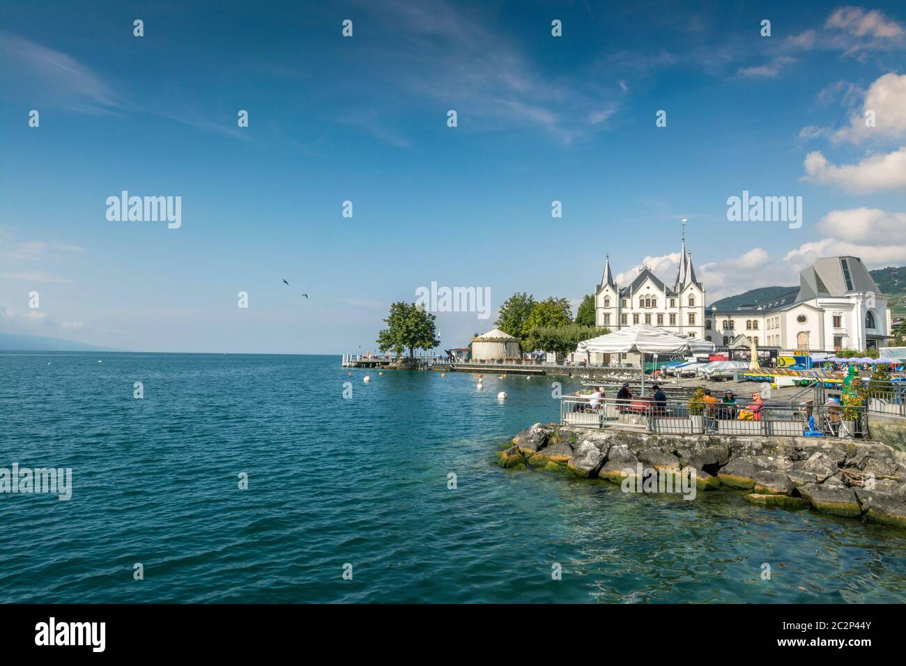 Vue panoramique sur le lac Léman avec de charmants bâtiments à Vevey, Suisse par une journée ensoleillée, Suisse Banque D'Images
