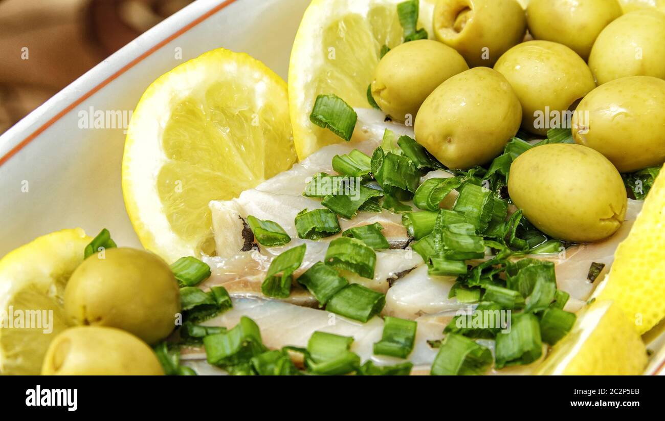 Hareng aux olives et citrons Banque D'Images
