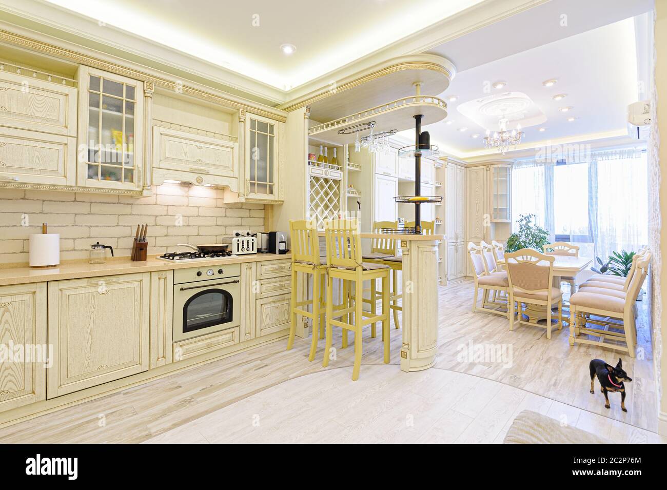 Beige et blanc moderne de luxe cuisine intérieur Banque D'Images