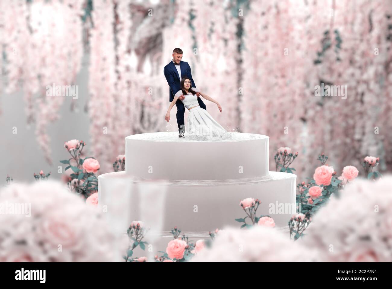 Gateau De Mariage Avec Des Personnages De Mariee Et De Marie Amusants Sur Le Dessus Tarte Nuptiale Pour Les Jeunes Maries Avec De Petites Figurines Photo Stock Alamy Gateau De Mariage Avec Des Personnages De Mariee Et De Marie Amusants Sur Le Dessus Tarte Nuptiale Pour Les Jeunes Maries Avec De Petites Figurines Photo Stock Alamy
