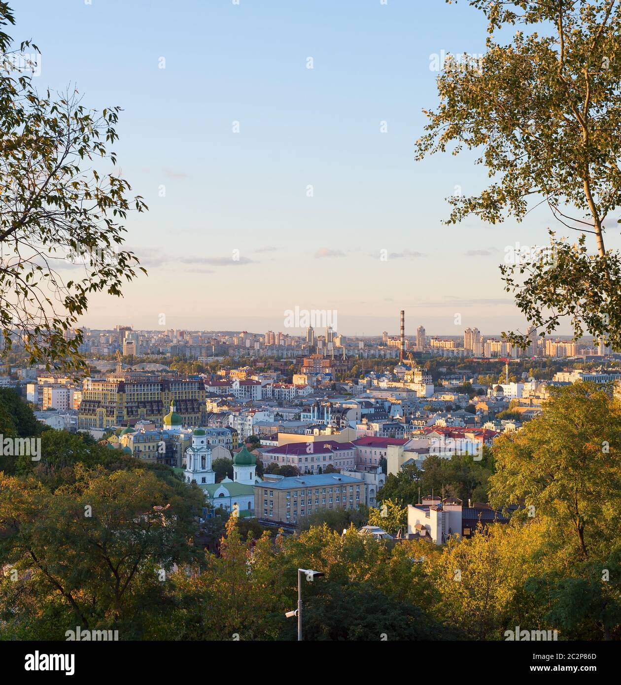Vue sur les arbres de Kiev, l'Ukraine Banque D'Images