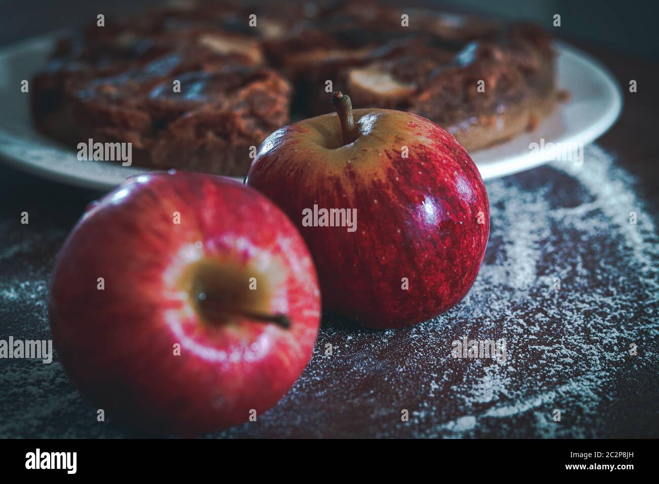 Pommes fraîches pour cuire des gâteaux de pomme faits maison, sur le thème sombre et moody vintage Banque D'Images