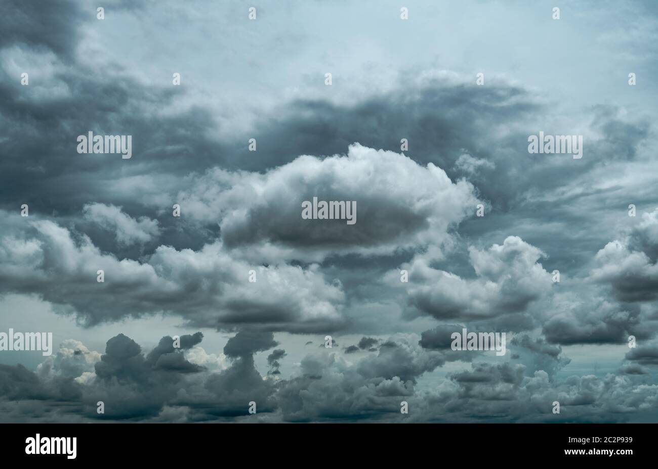 Dramatique sombre Ciel et nuages. Arrière-plan de la mort et triste concept. Ciel gris et des nuages blancs. Thunder storm et ciel. Triste et moody sky. Nature Banque D'Images