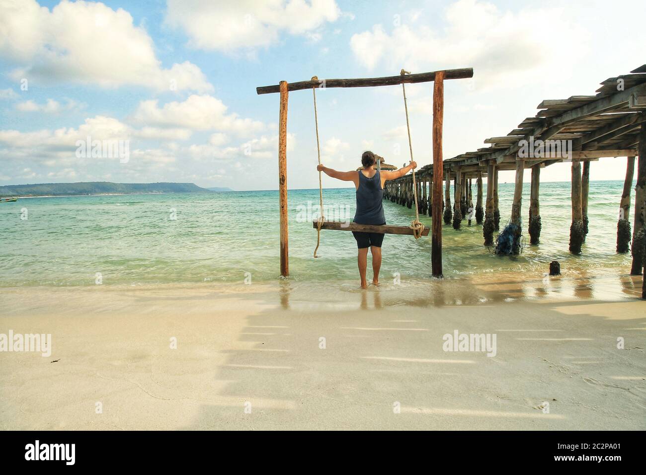 Profiter de l'oscillation de la plage en été tropical île de Koh Rong au Cambodge Banque D'Images