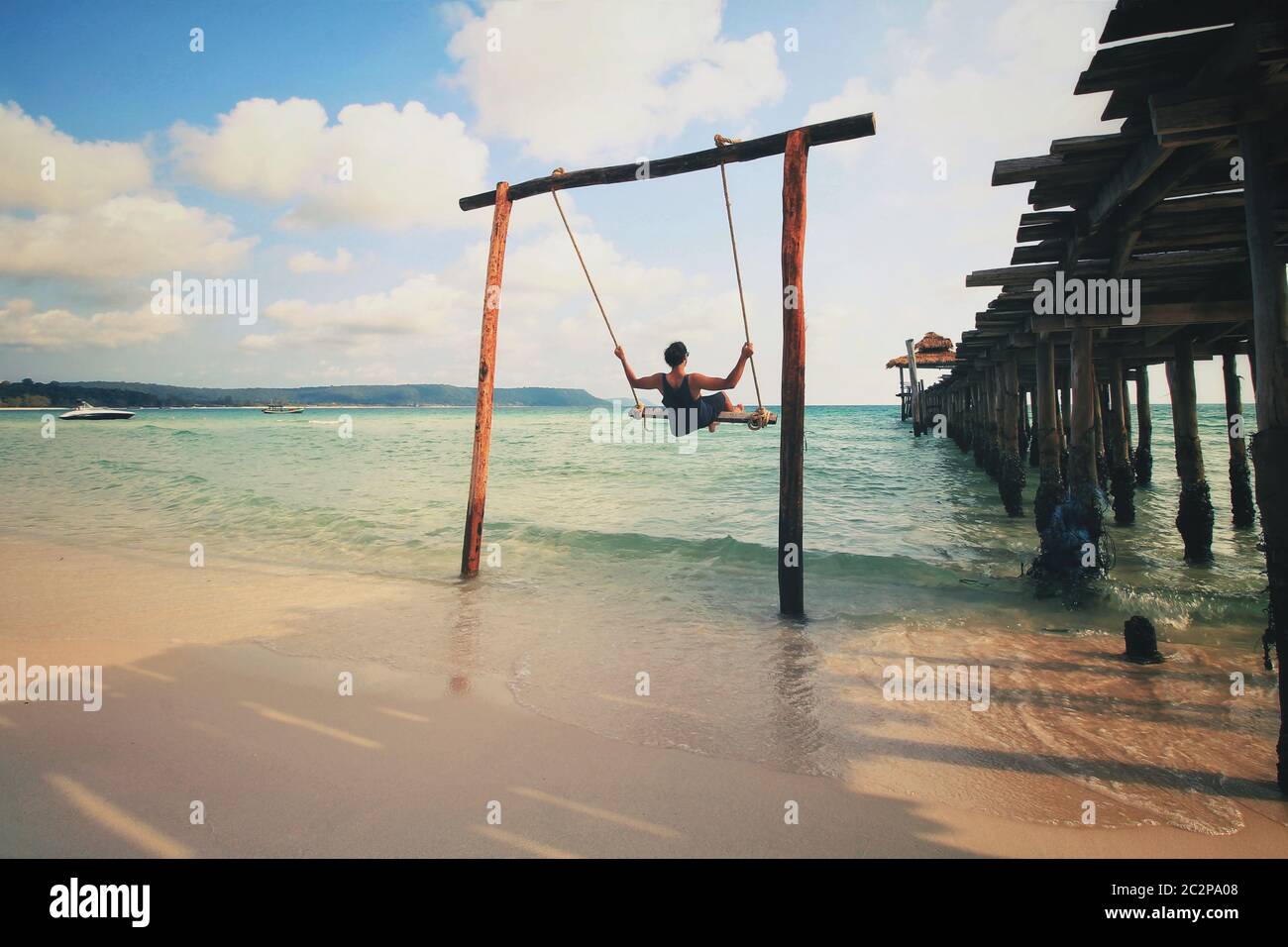 Profiter de l'oscillation de la plage en été tropical île de Koh Rong au Cambodge Banque D'Images