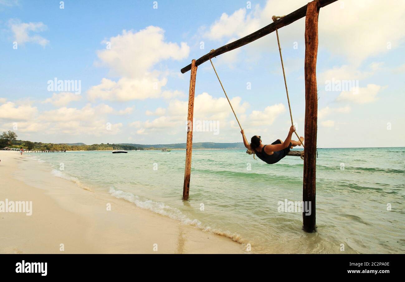 Profiter de l'oscillation de la plage en été tropical île de Koh Rong au Cambodge Banque D'Images