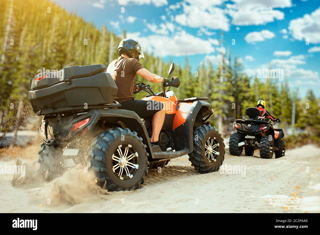 Deux cavaliers en quad en forêt. voyages casques Équitation sur vtt, sport  extrême et de voyage, aventure quadbike Photo Stock - Alamy