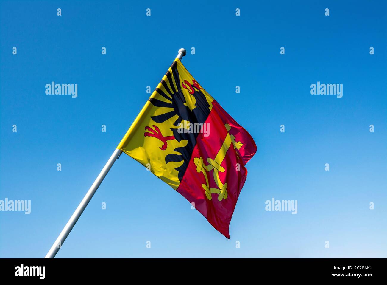 Drapeau de Genève agite fièrement contre un ciel bleu clair en Suisse Banque D'Images