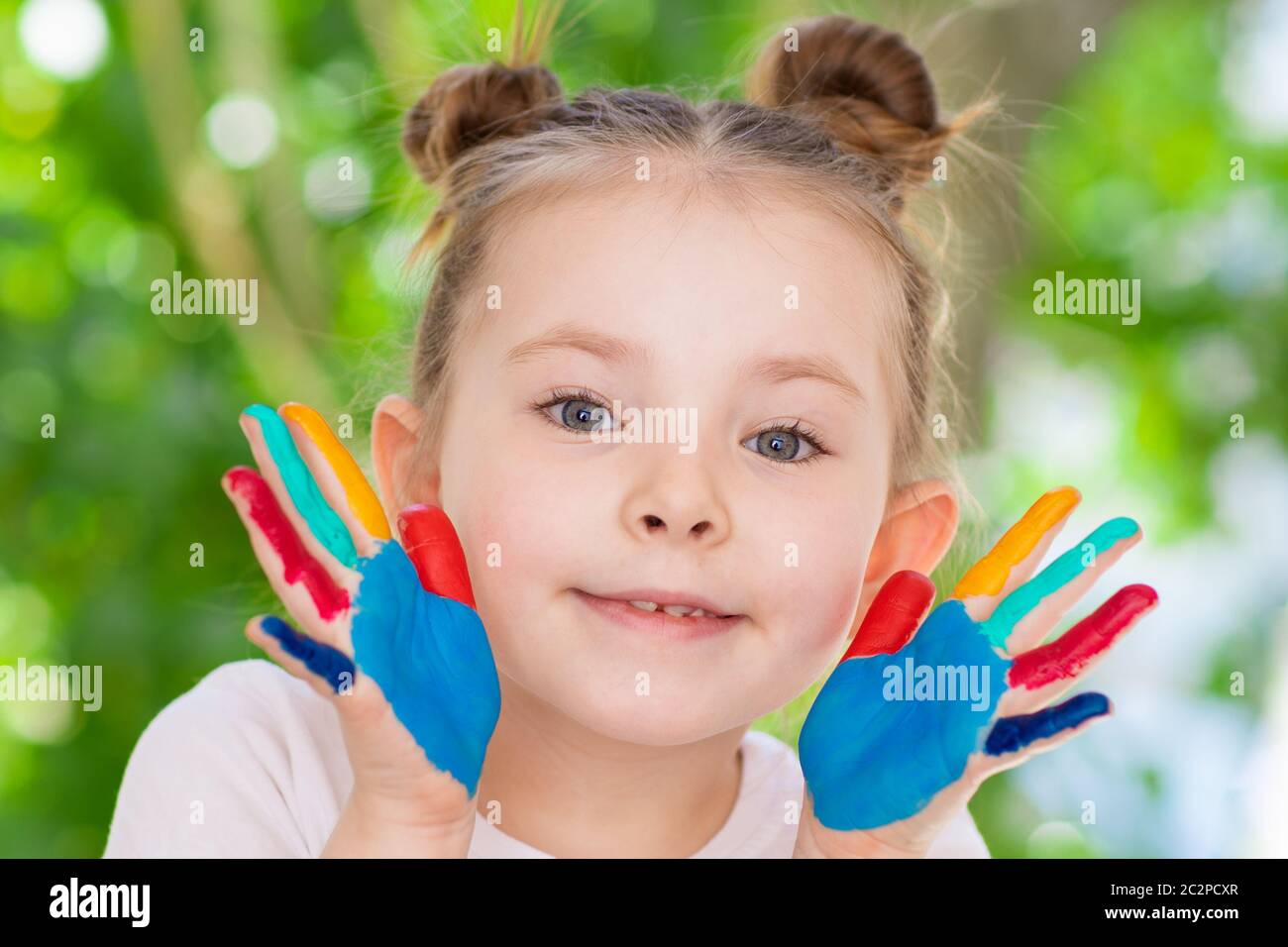 Petite fille avec des mains peintes concept éducation, école, créativité sélection Focus. Photo de haute qualité Banque D'Images