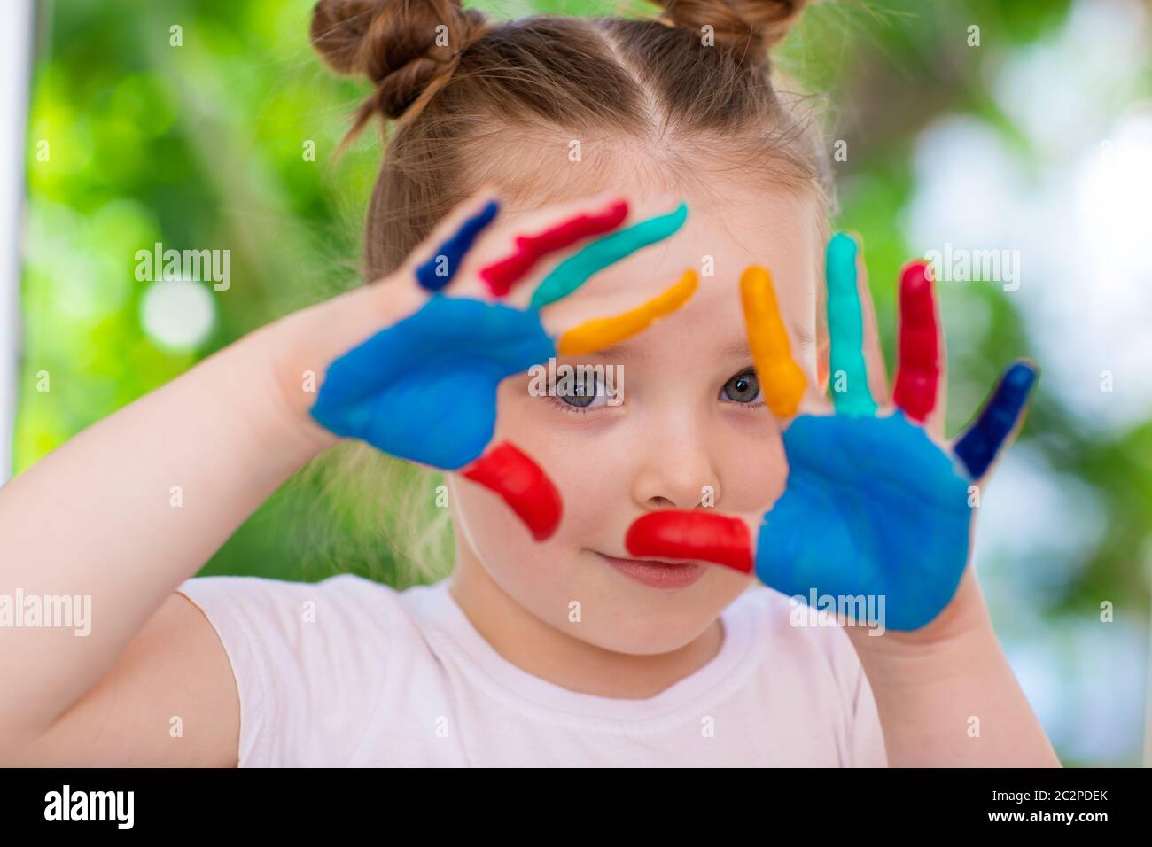 Petite fille avec des mains peintes concept éducation, école, créativité sélection Focus. Photo de haute qualité Banque D'Images