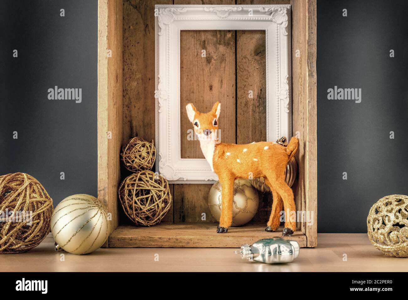 Décoration de Noël boîte en bois avec boules dorées de cerf et cadre blanc Banque D'Images