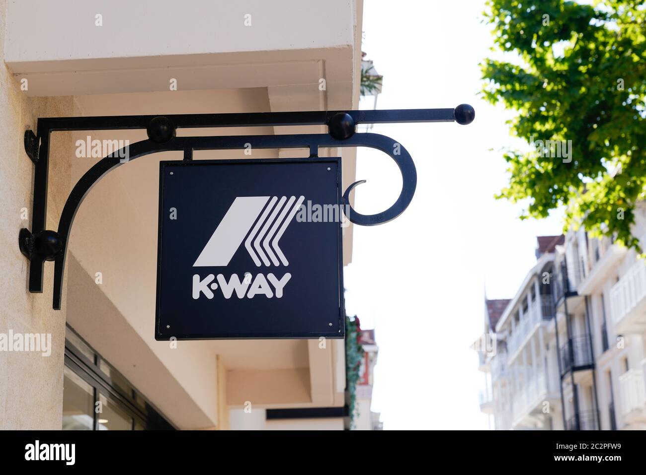 Bordeaux , Aquitaine / France - 06 14 2020 : logo de la société K-Way signe de la boutique de vêtements imperméables et de la boutique de vêtements imperméables Banque D'Images
