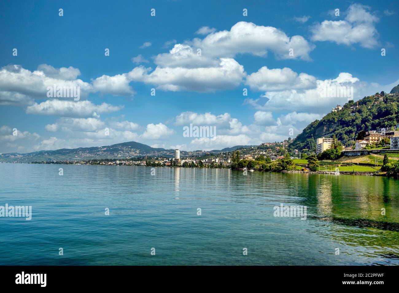 Vue imprenable sur le lac Léman avec le paysage serein de Montreux sous un ciel bleu clair, Suisse Banque D'Images