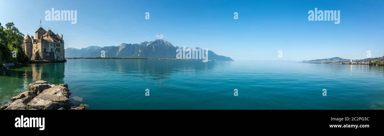 Magnifique vue sur le château de Chillon et le lac Léman avec pour toile de fond les montagnes suisses, Suisse, Banque D'Images