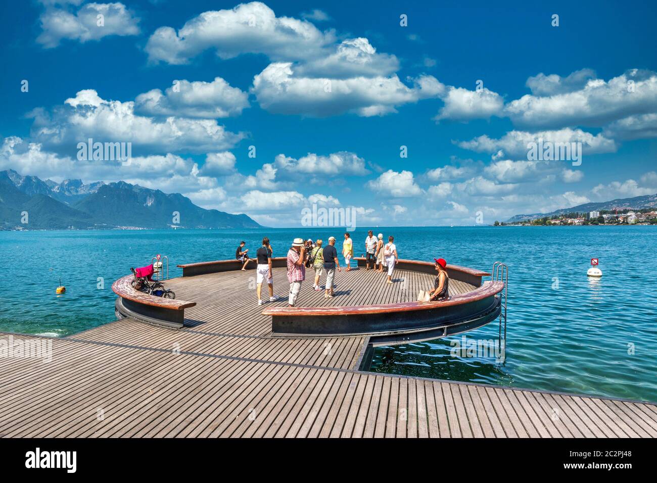 Touristes sur quai en bois à Monteux. Canton de Vaud. Suisse Banque D'Images