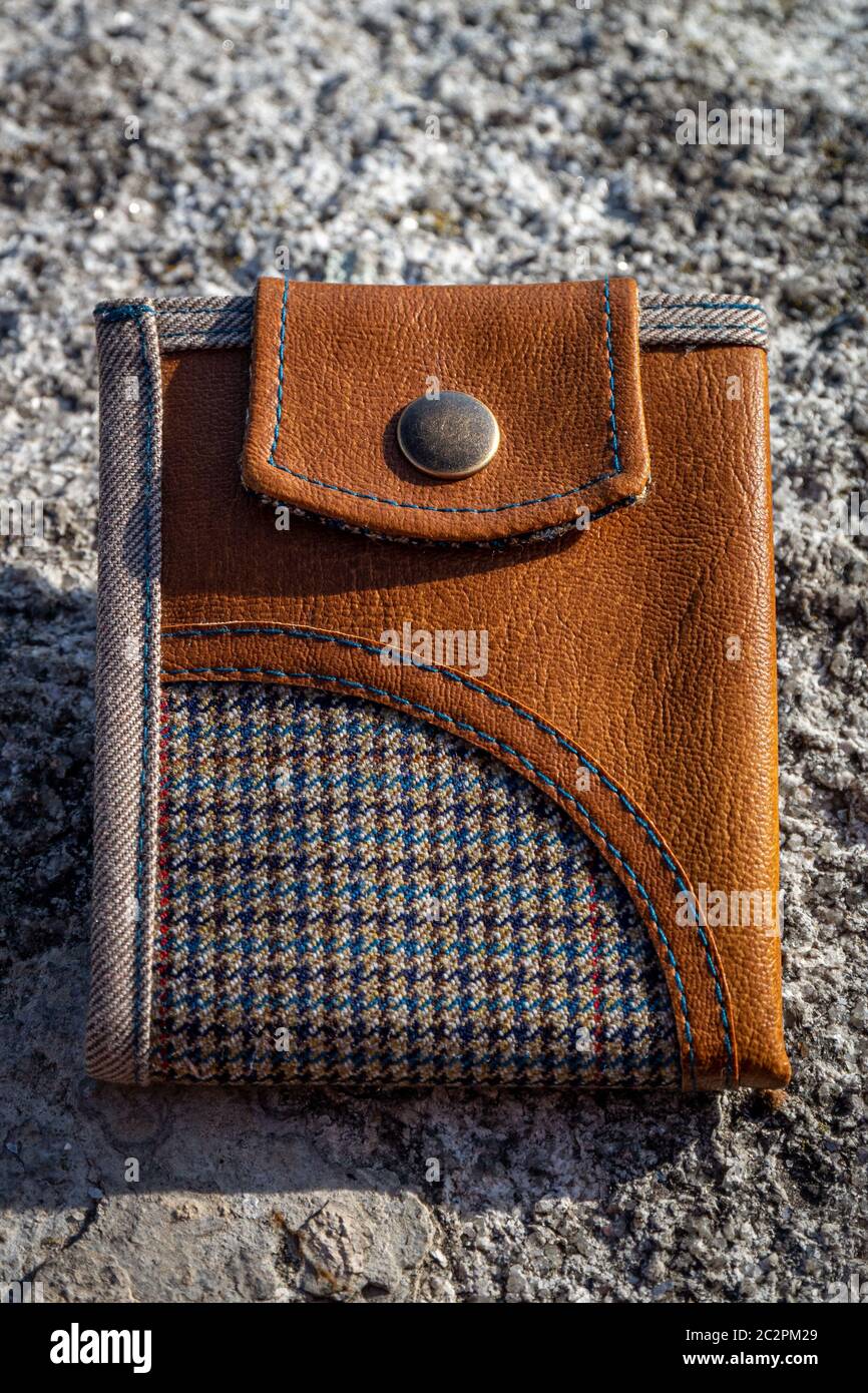 Portefeuille en cuir marron et tissu à carreaux sur fond de pierre.  Accessoire pour homme fait main Photo Stock - Alamy