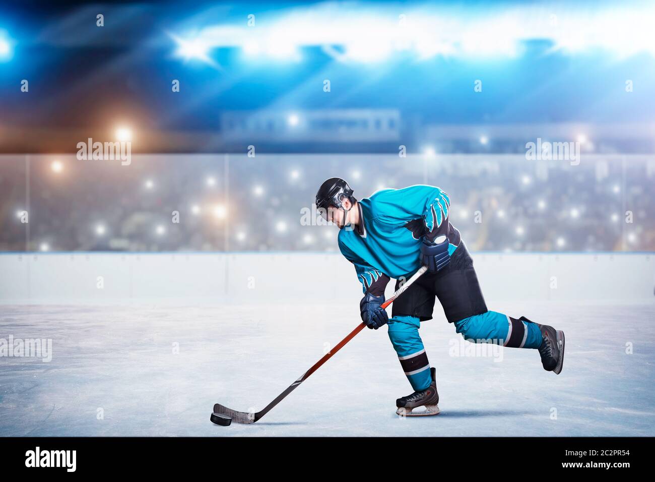 Un joueur de hockey sur glace en action, en arène Banque D'Images