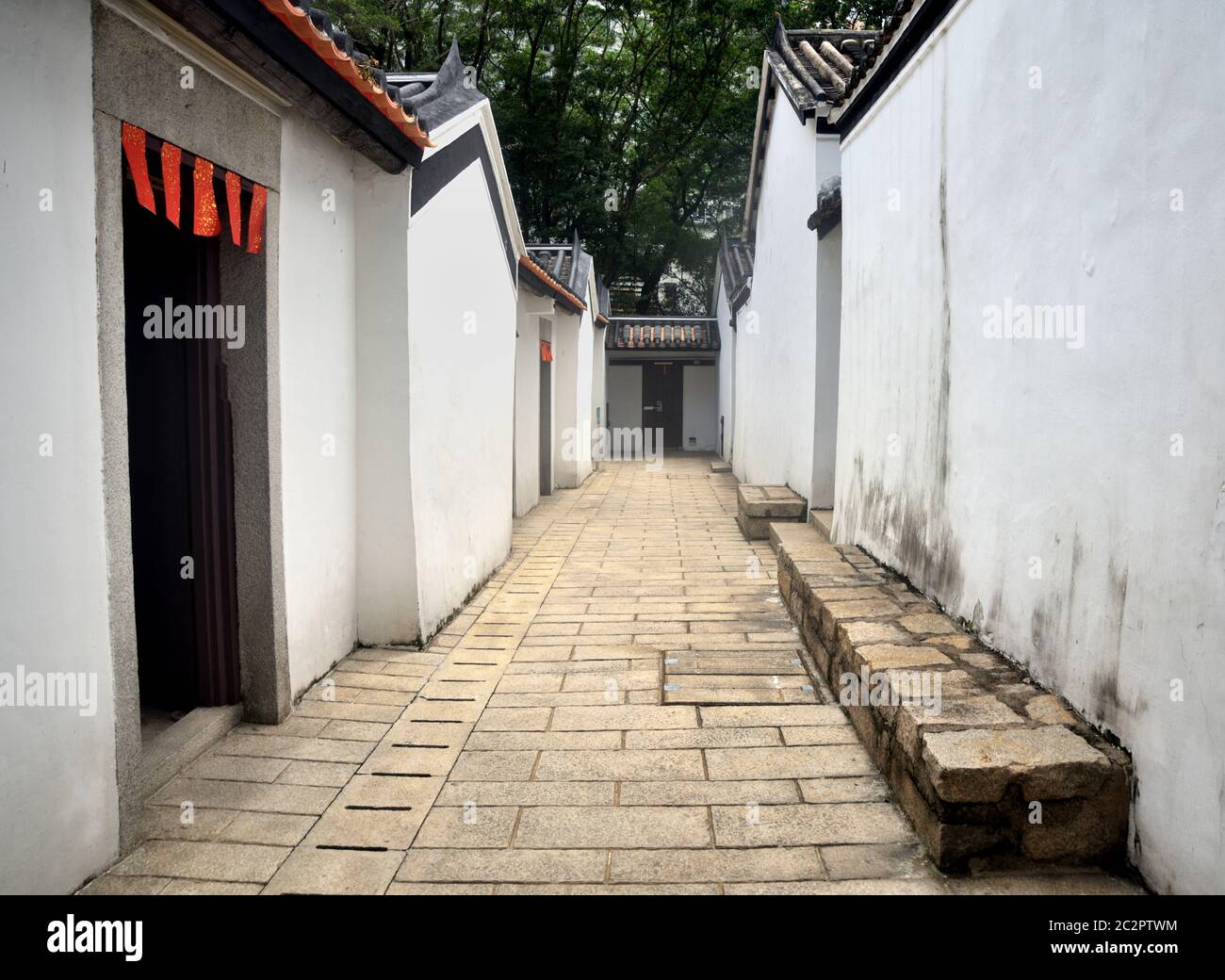 Un passage en pierre en plein air au milieu des maisons du musée Sam Tung UK, à Hong Kong Banque D'Images