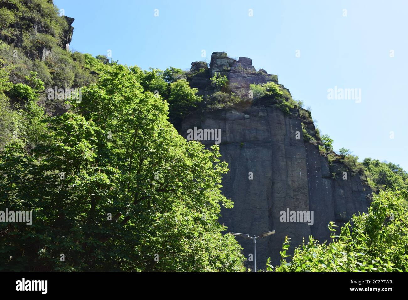Falaise en pierre volcanique à Altenahr Banque D'Images