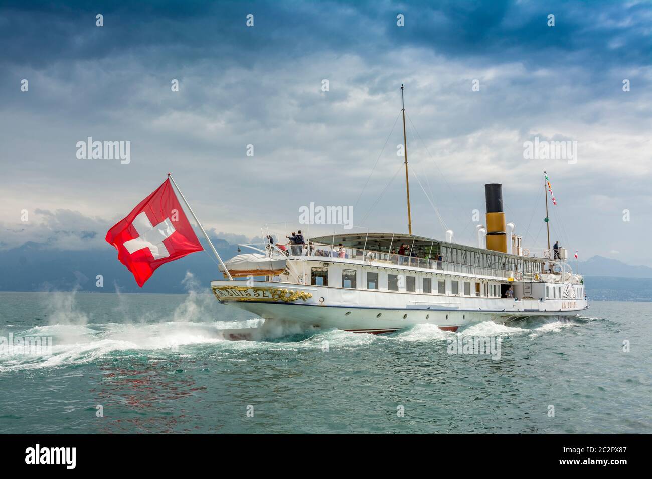 Ferry (la Suisse) naviguant sur les eaux pittoresques du lac Léman en Suisse Banque D'Images