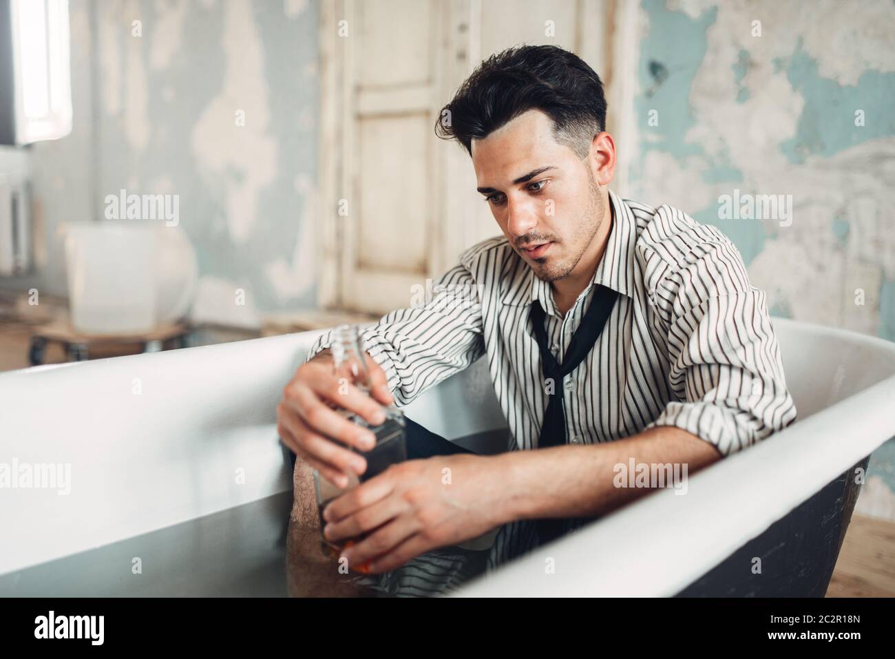 Drunk businessman dans une baignoire, suicide homme concept. Problème dans l'entreprise, le stress Banque D'Images