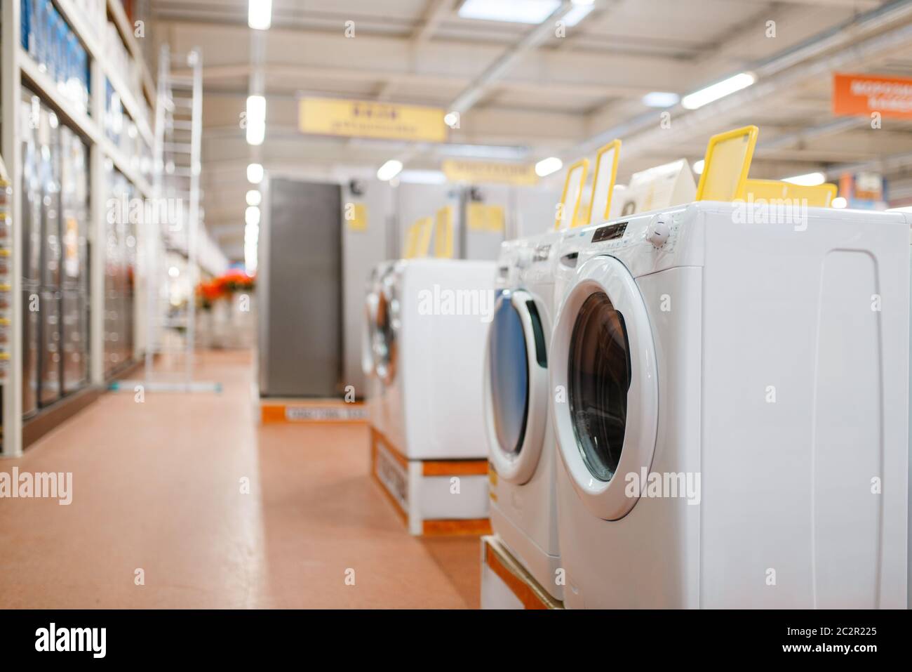 Rangée de nouvelles machines à laver dans le magasin d'électronique,  personne. Vente d'appareils électroménagers au supermarché Photo Stock -  Alamy