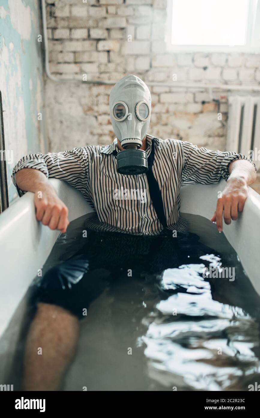 Businessman fait faillite en masque à gaz assis dans une baignoire, suicide  homme concept. Problème dans l'entreprise, le stress Photo Stock - Alamy
