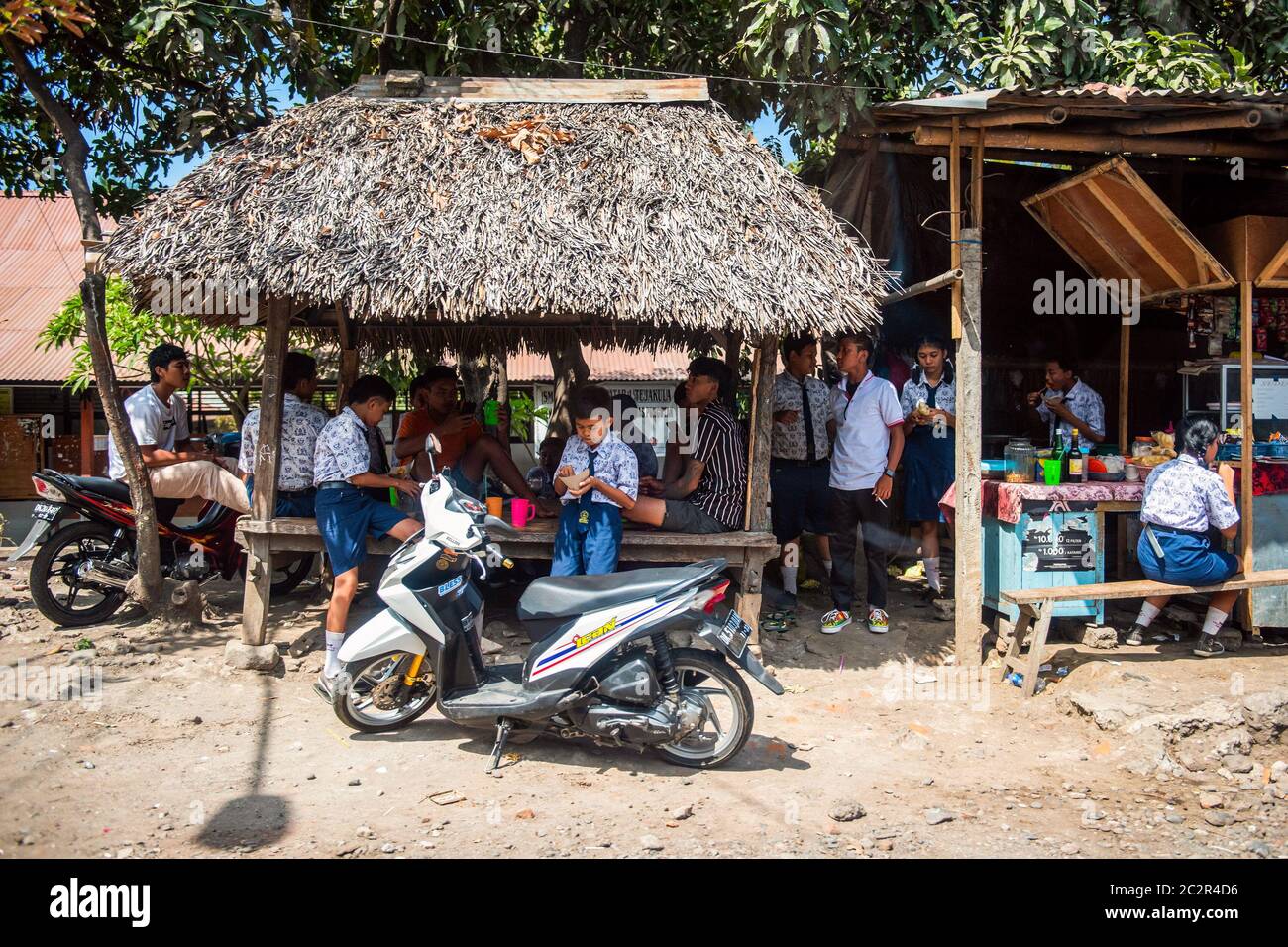 BALI, INDONÉSIE - 01 décembre 2019 : village traditionnel de la tribu balinaise. Des voitures et des motos longent la rue à Bali, en Indonésie Banque D'Images