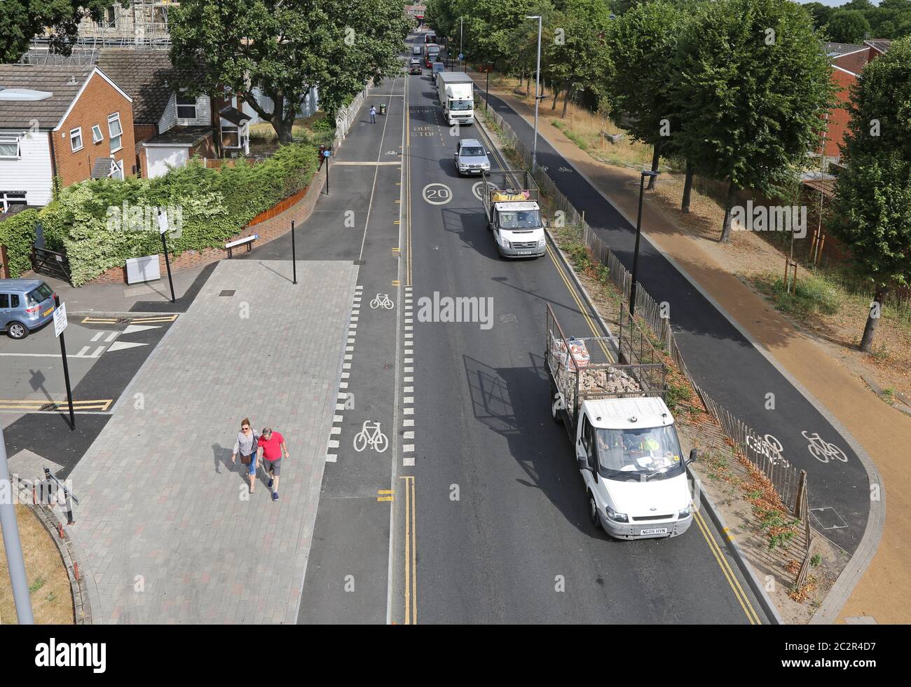 Vue de haut niveau de Markhouse Road, Walthamstow, montrant de nouveaux chemins cyclables et des passages à niveau « Copenhague » pour piétons vers les routes latérales. Banque D'Images