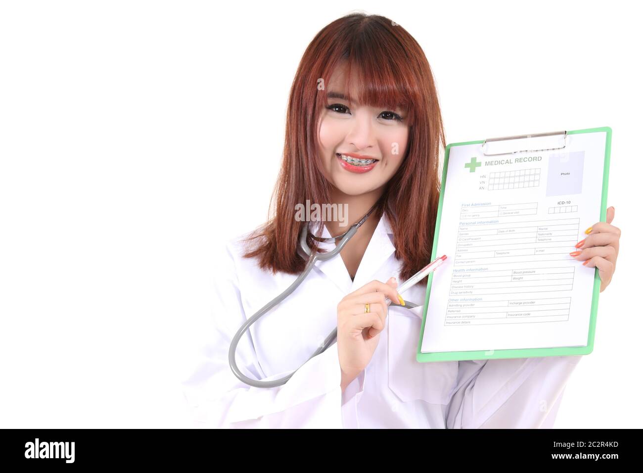 femme asiatique médecin en uniforme et stéthoscope sur fond blanc Banque D'Images