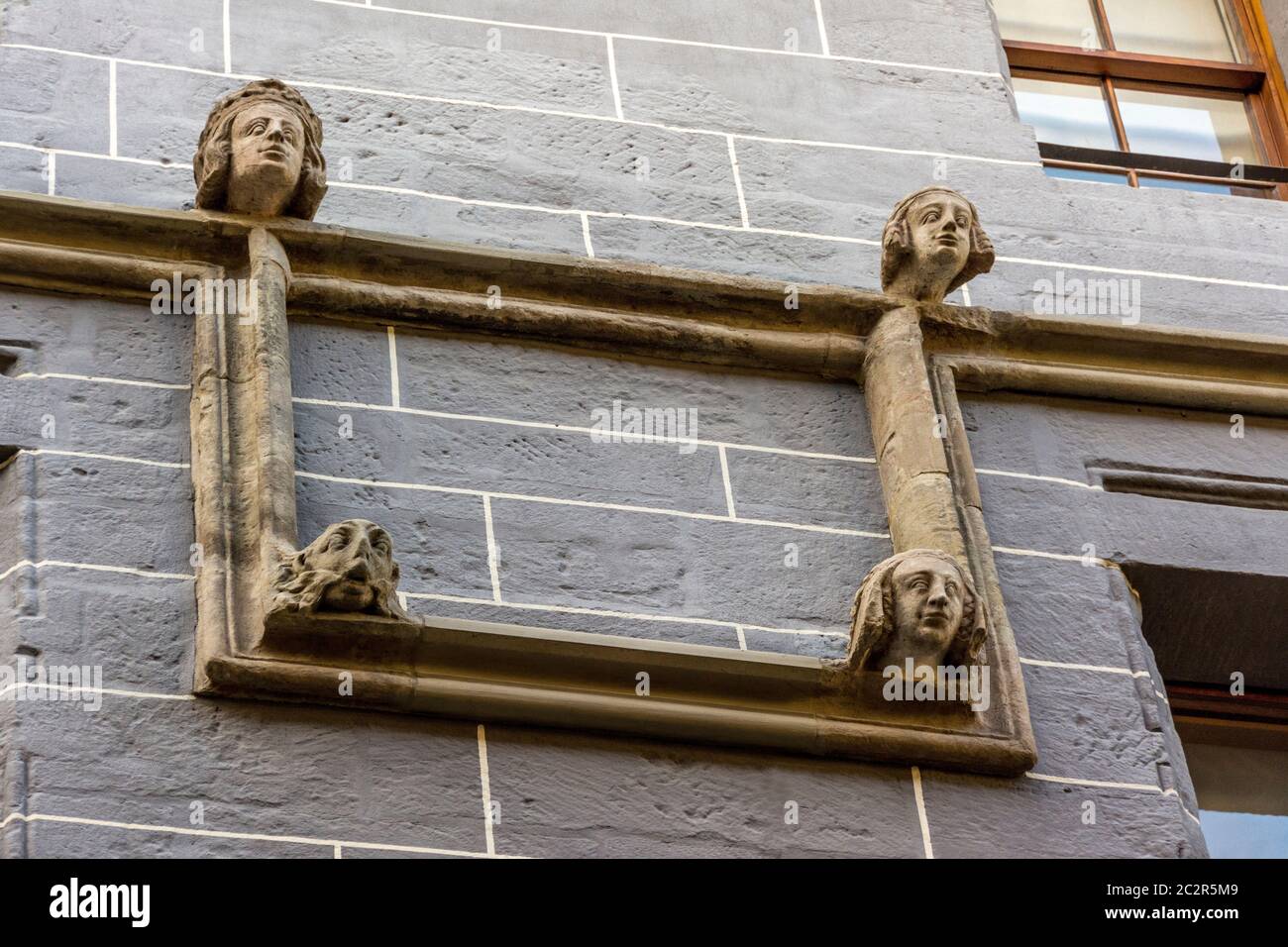 Sculptures en pierre complexes ornant la façade de la Maison Tavel au Musée d'histoire de Genève à Genève en Suisse Banque D'Images