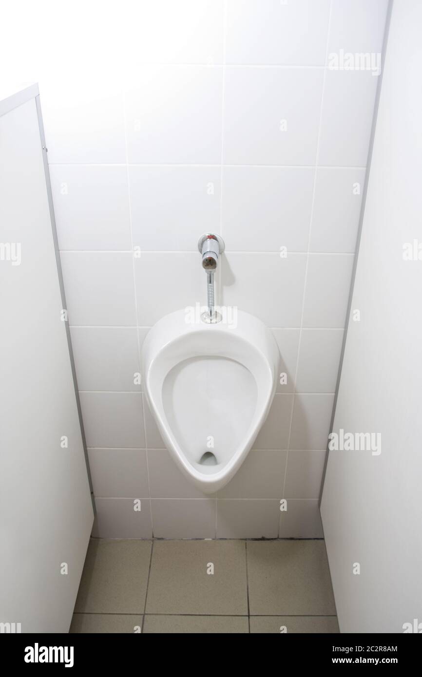 Toilettes de l'homme. Urinoir Banque D'Images