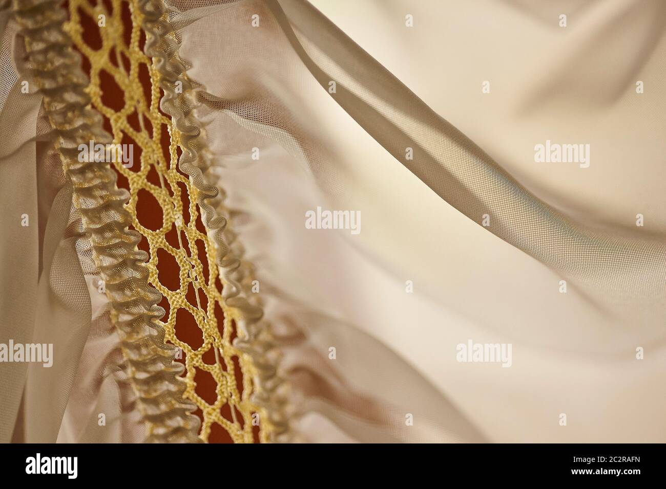 Détail de la broderie artisanale d'un rideau vintage dans lequel les fibres du tissu sont clairement visibles. Banque D'Images