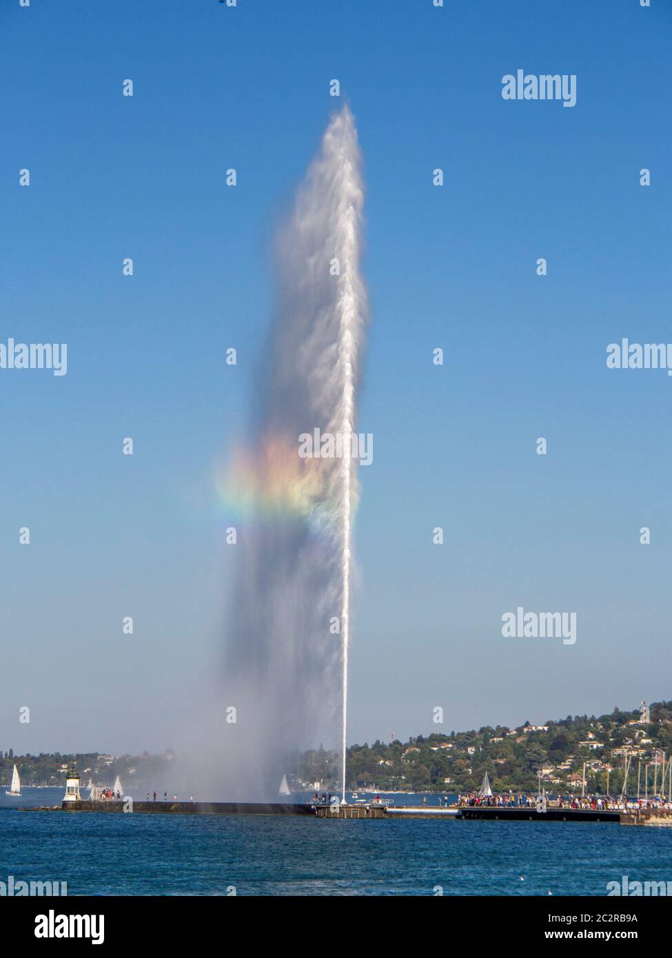 Jet d'eau à Genève présente un spectacle d'eau époustouflant dans un ciel bleu clair près du lac Léman. Suisse Banque D'Images