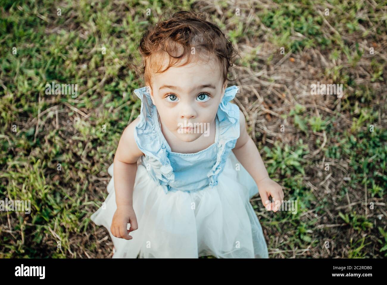 Portrait d'une fille avec des besoins spéciaux qui a besoin d'une famille Banque D'Images