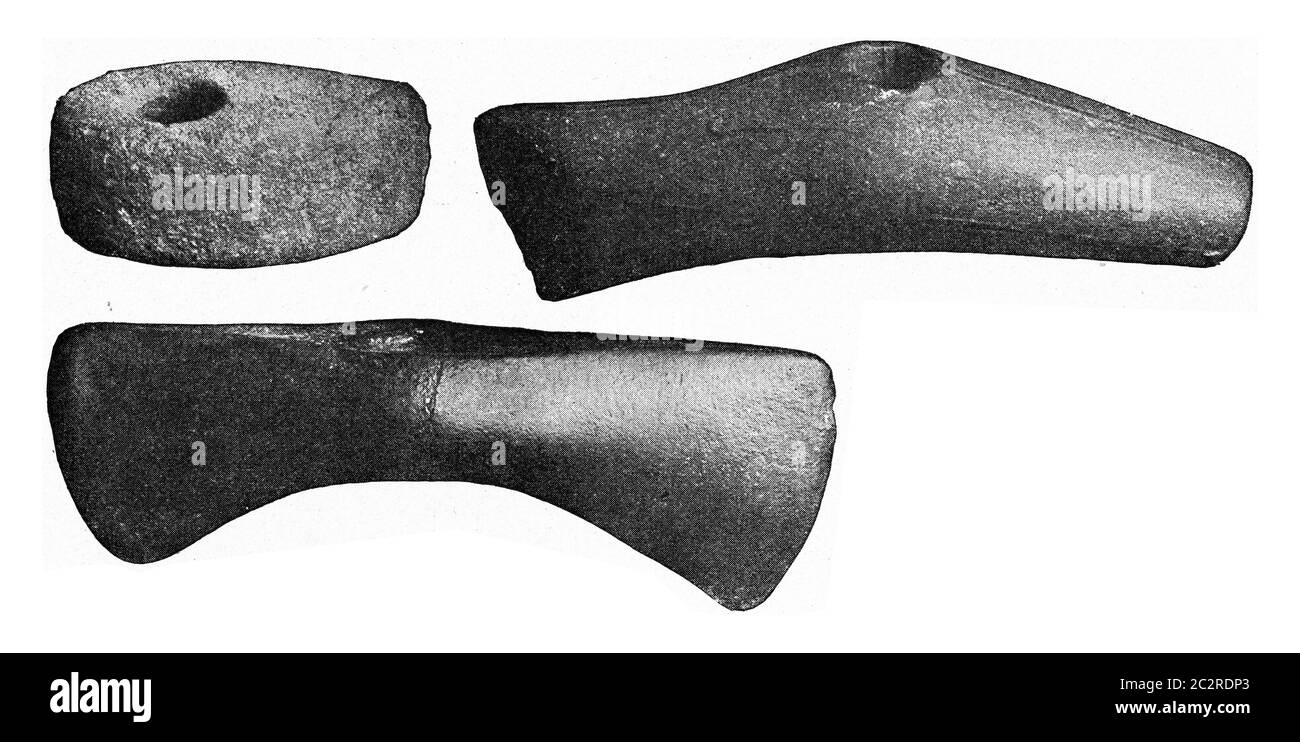 Marteaux hachés avec trous percés pour les manches, illustration gravée d'époque. De l'Univers et de l'humanité, 1910. Banque D'Images