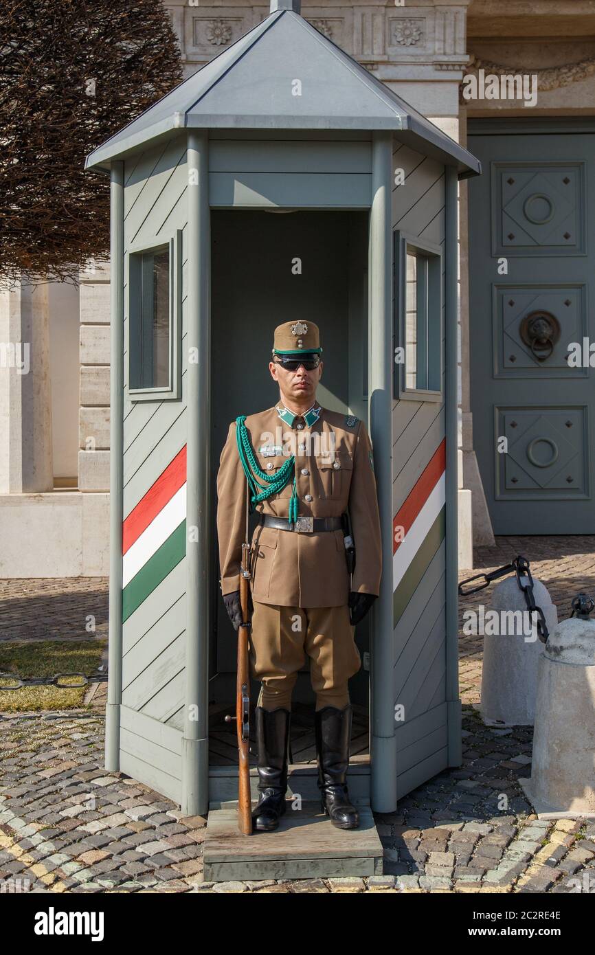 Budapest, Hongrie, mars 22 2018 : garde présidentielle armée sur la colline de Buda, près de la résidence du président de la Hongrie. Guar Banque D'Images