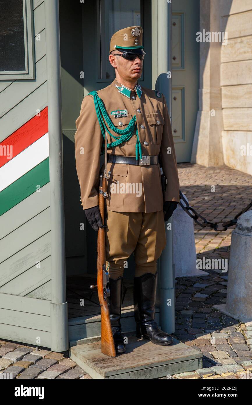 Budapest, Hongrie, mars 22 2018 : garde présidentielle armée sur la colline de Buda, près de la résidence du président de la Hongrie. Guar Banque D'Images