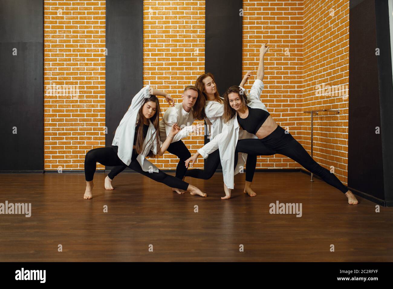 Groupe De Danse Contemporaine Pose En Studio Danse F minine Et groupe-de-danse-contemporaine-pose-en-studio-danse-f-minine-et