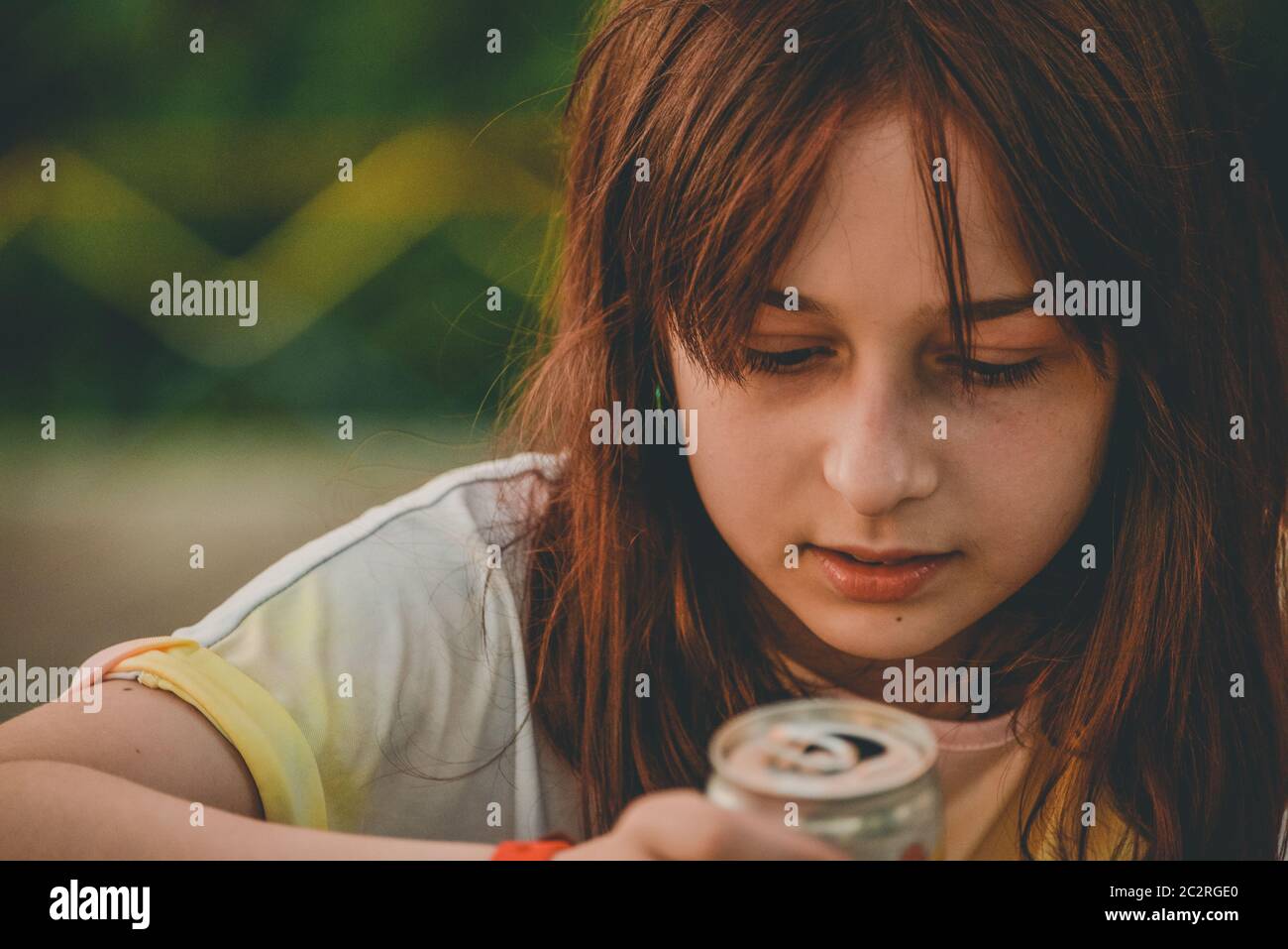 Une jeune fille boit de l'eau. Une jeune fille boit avec une machine à repasser Banque D'Images