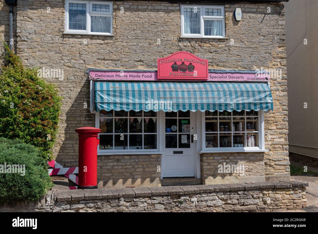 Le Pudding Parlor une boutique du village de Yardley Hastings, Northamptonshire, Royaume-Uni; spécialisé dans les desserts faits maison. Banque D'Images