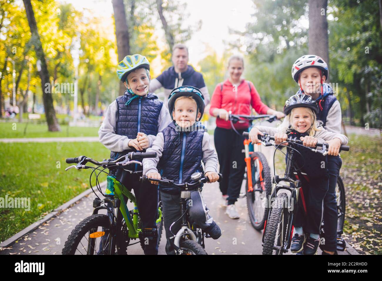 Thème vacances sportives familiales dans le parc dans la nature. Grande famille caucasienne sympathique de six personnes à vélo de montagne équitation dans la forêt. Chil Banque D'Images