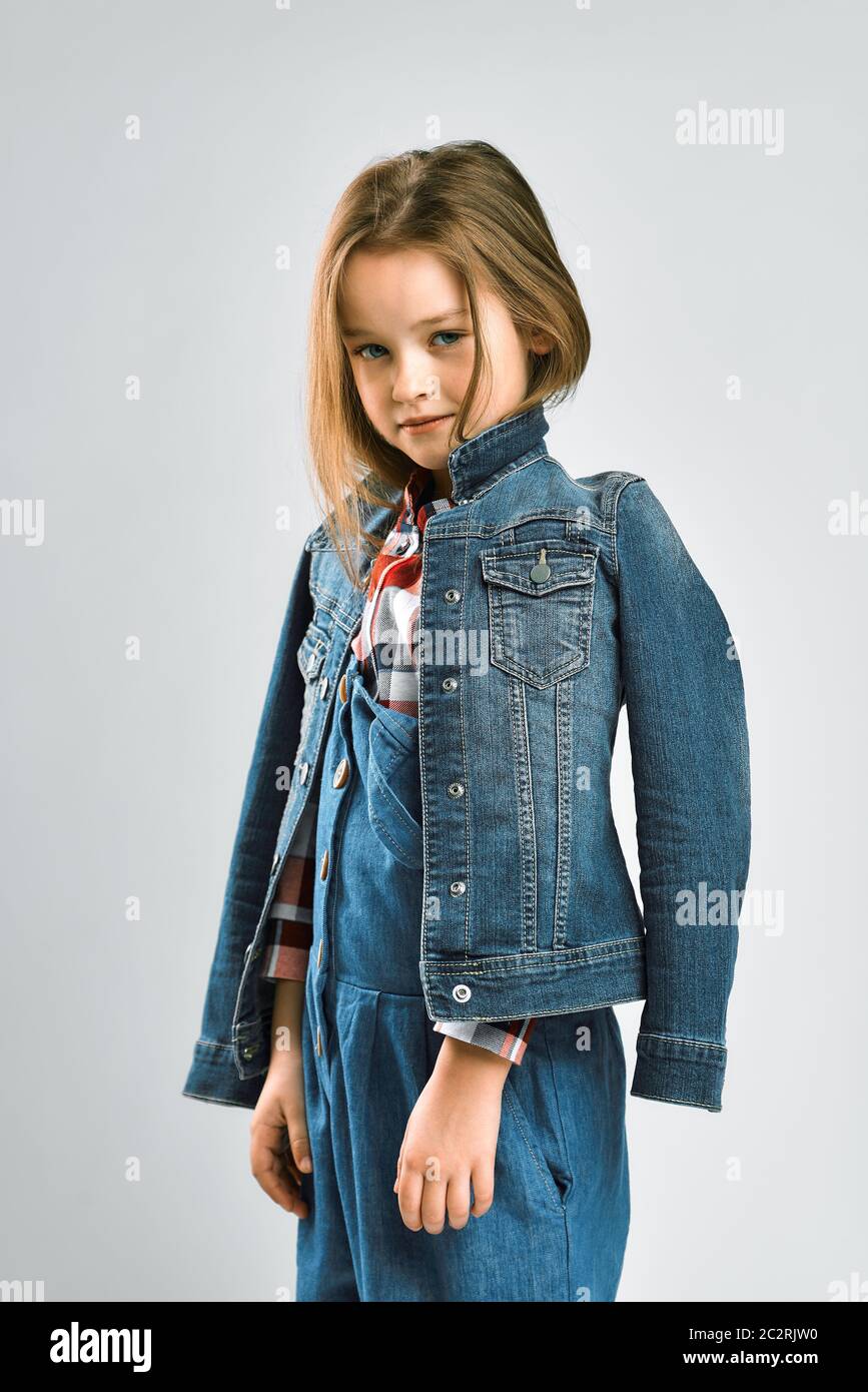 studio portrait d'une petite fille dans un costume de jean Banque D'Images