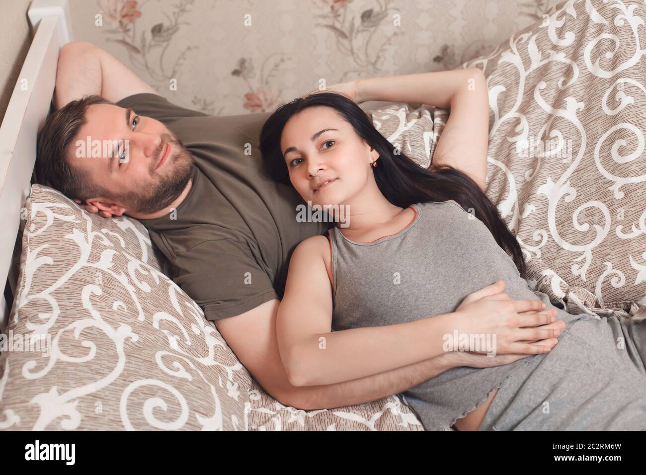 Couple dans l'amour, la relation, les gens heureux et le concept de coucher. Banque D'Images