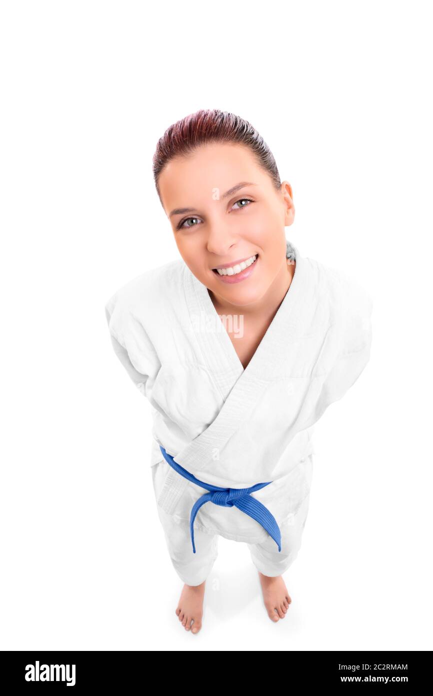 Portrait du haut vers le bas d'une belle jeune femme fighter en kimono blanc souriant, isolé sur fond blanc. Banque D'Images