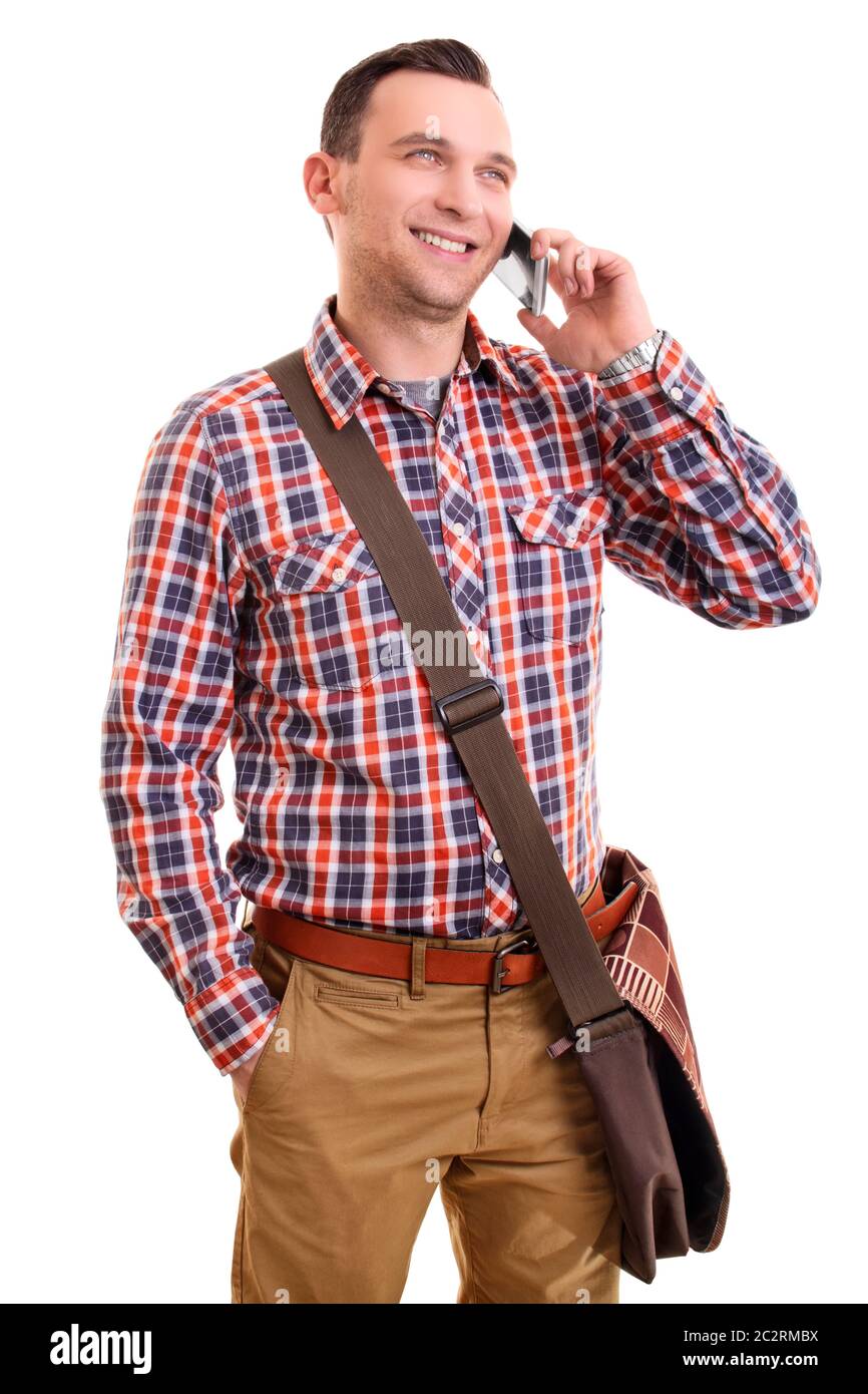 Concept de communication. Portrait d'un beau sourire décontracté homme dans une chemise à carreaux et un sac à bandoulière parlant sur un téléphone portable, isolé sur un dos blanc Banque D'Images